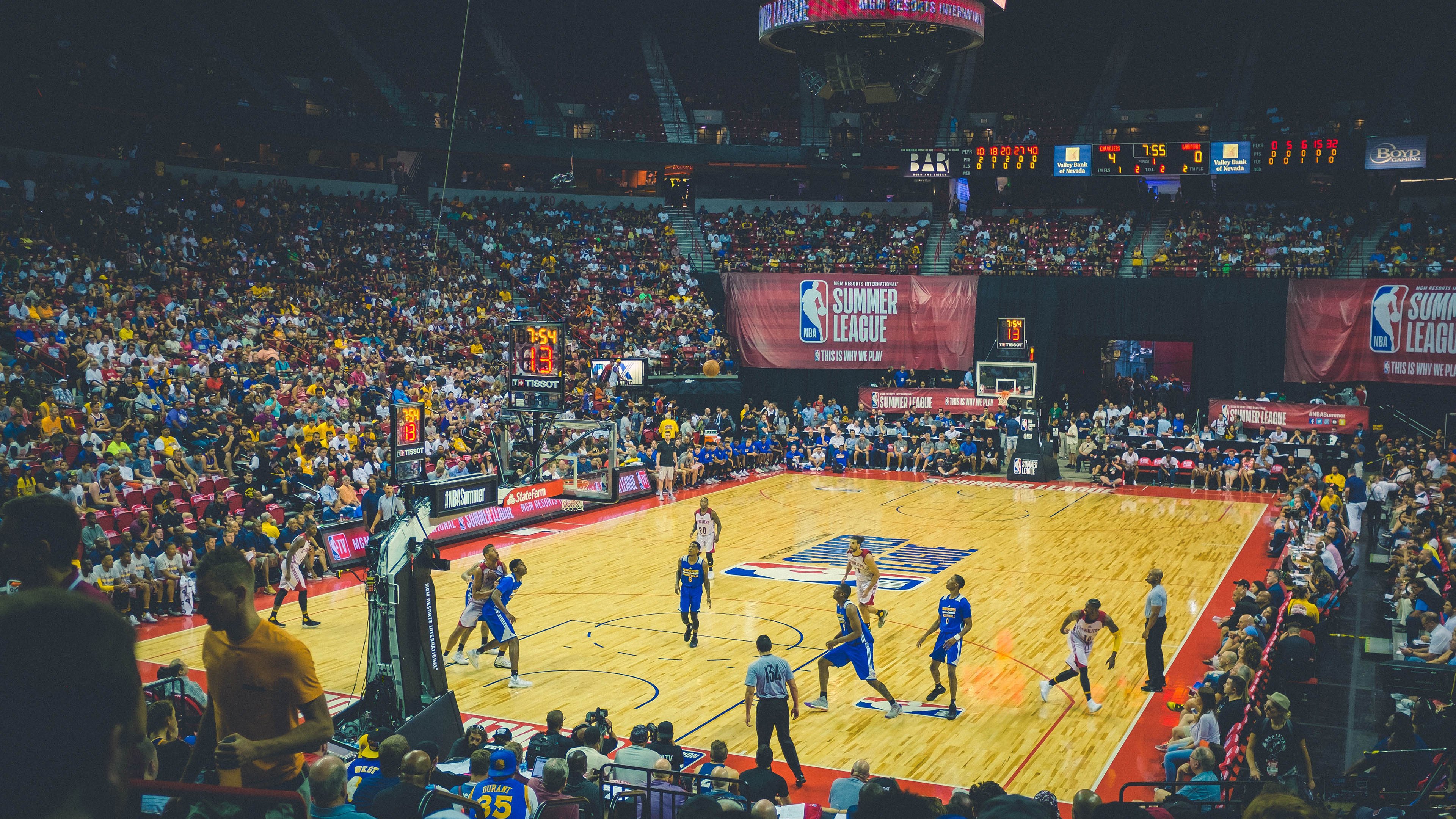 北境狂潮，姆巴佩七载征途，点燃枫叶国度绿茵魂，北境七年星火，姆巴佩燃动枫叶绿茵魂